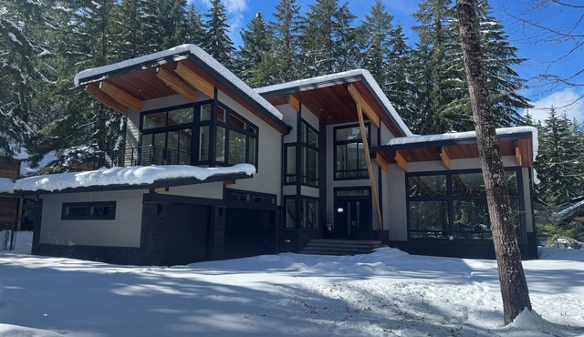 Luxury Mountain Getaway Minutes from Crystal Mountain & Mount Rainier