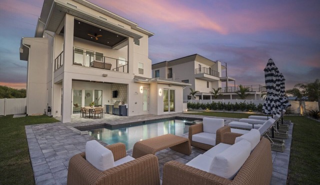Luxury Oceanfront 5BR | Pool, Spa, Rooftop | Sleeps 12