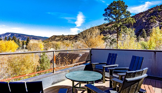Luxury Riverfront Townhome Downtown, Roof Top Deck