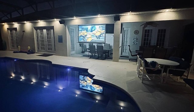 Luxury Villa Disney 2 mls 7BR 40 ft Pool, Huge Spa, Cinema, Lake Views, Slps 16.