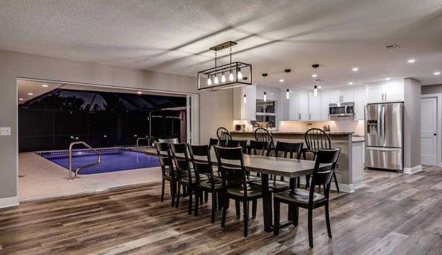 Manatee Key- Heated Pool/Dock/Close to Beach