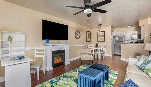 Mary-Etta2 · Elegant Ground Floor King Bed Condo · Half Mile from Beach