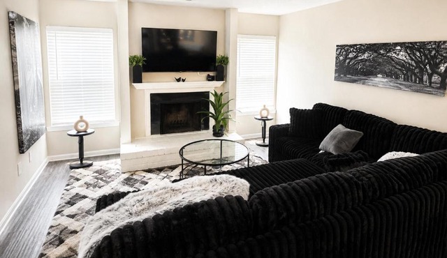 Midnight Serenity SPACIOUS LUX 1BR POOL NEAR THE BATTERY
