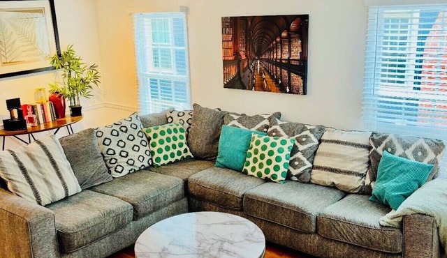 Midtown Townhouse, Walk to Piedmont Park, Sleeps 6+, Parking