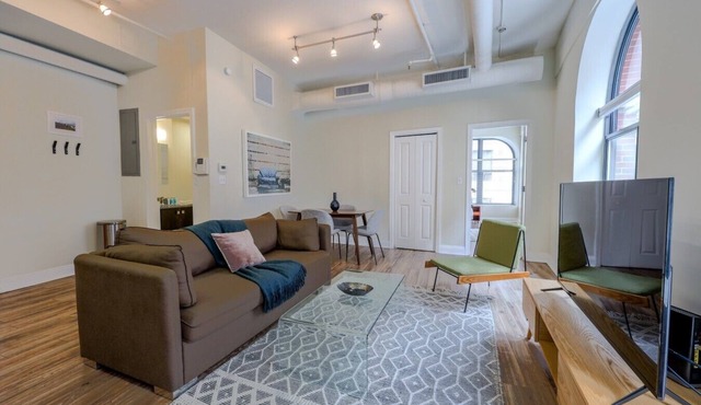 Milk153-3B-2/2 · Cozy 2br in Boston FIDI District