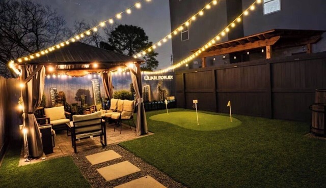 MINI GOLF, BBQ Grill, Mins to Downtown HTX Luxe Escape at Med Center & NRG