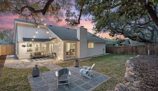 Minutes from downtown Austin! Cozy bungalow w/fire pit; perfect for families!