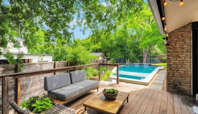 Minutes from Zilker/Barton Springs/Downtown with Private Pool + Hot Tub