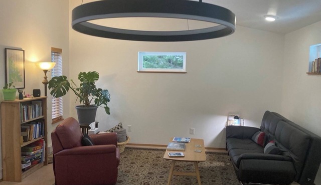 Modern 1 BR House w/comfy bed, minutes from airport/ferry - self check in