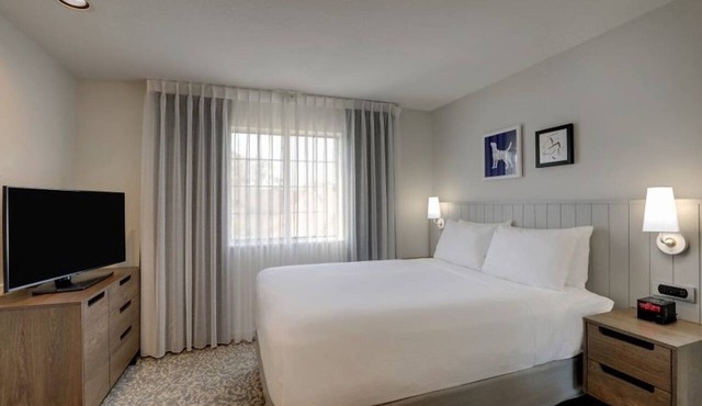 Modern 2 Queen Unit with Kitchen, Fitness Center, Near 49ers Museum!