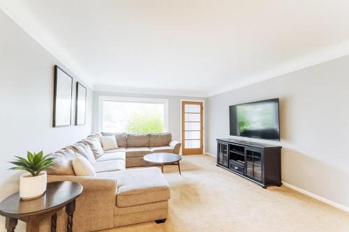 Modern 3BR with Office and Dog-Friendly with Fenced Yard