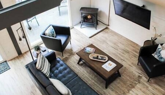 Modern A-frame, Large Deck, 5 Min walk to Main st. in Highlands