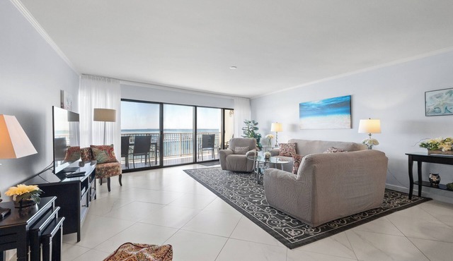 Modern and Bright Remodeled Oceanfront 2bedroom Condo