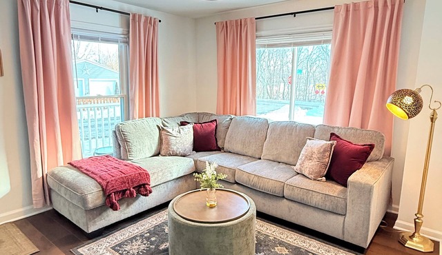 Modern Cape Cod - King Bed - 15m from Intel