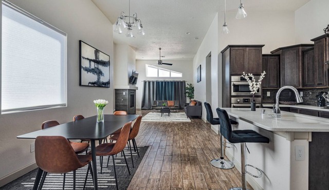 Modern Home w/4BR Next to Netflix, Airport, Casino