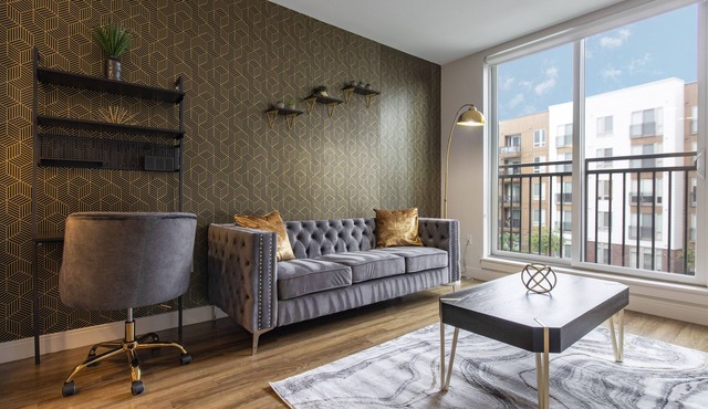 Modern Luxe Loft | Free Parking, Fast Wi-Fi, Gym