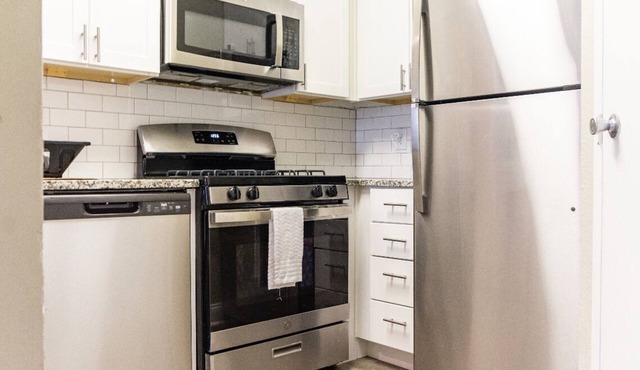 Modern Midtown Condo - Self Check In - Free Parking - Free WiFi