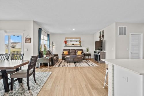 Modern, newer home, King bed, near Indianapolis