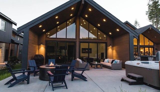 Modern Scandanavian design meets ultra comfort in this luxury cabin in Suncadia