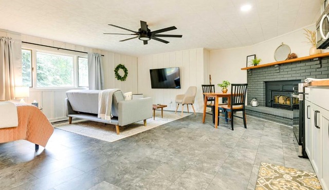 Modern Studio < 13 Mi to Saratoga Racetrack!