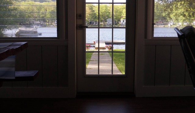 Modernized, open style, waterfront lakehouse! Sleeps up to 10! Great swimming! in Salisbury