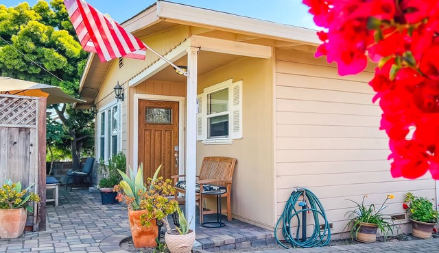 Monterey County Seaside, Bungalow minutes from the Ocean !