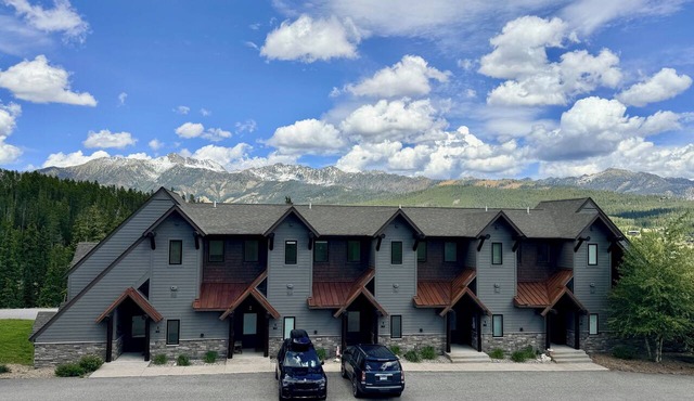 MoonlightBasin Multilevel Luxury Chalet, Hot Tub, 2 Decks, Outdoor seating,Views