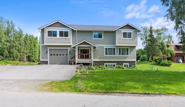 Moose Meadow (5-Bedroom Home) by RedAwning