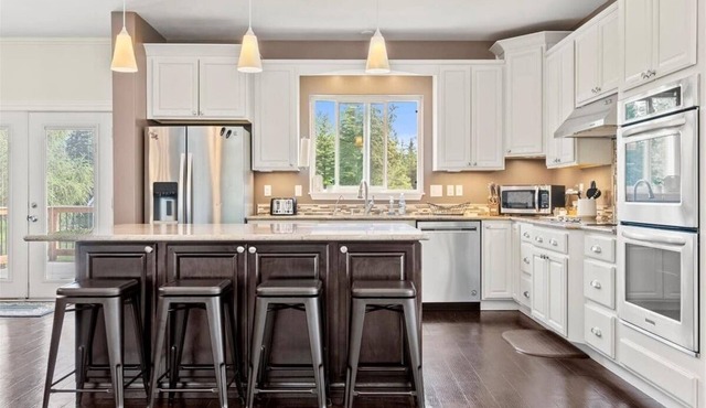 Moose Meadow 5 Bedroom Home by RedAwning