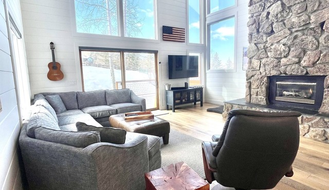 Mountain‑Modern Luxury Retreat 1 mile to Steamboat Resort Sauna Views