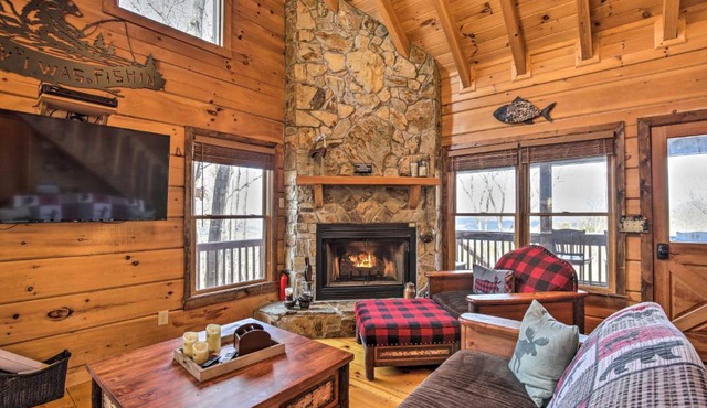 Mountain Top Cabin with Lake View, Games and Hot Tub!