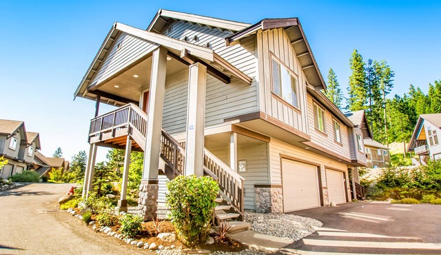 Mountain view condo with balcony, fireplace, pool, hot tub, gym & tennis