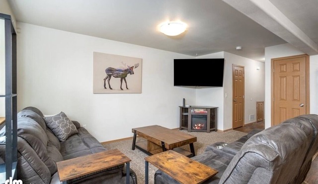 Mountain View Haven - Luxe Townhouse with King Suite & Warm Garage