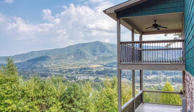 Mountain Views for 14, Hot Tub, Game Room, Theater, Community Pool, Peaceful Wears Valley Home, 30 Mins to Dollywood and Gatlinburg, 24 Hr Hospitality