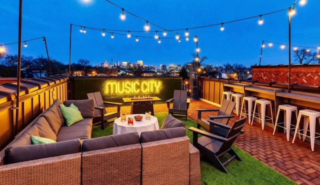 Nashville house with 2 rooftop decks, karaoke garage & bunk room, sleeps 12