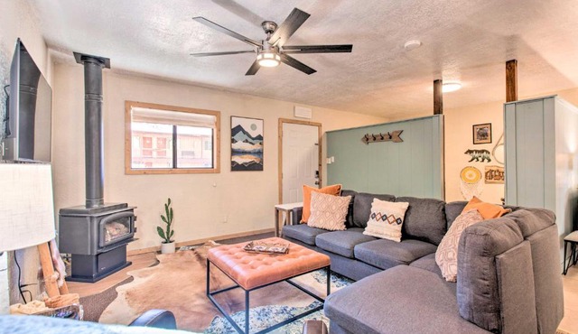 Near Hiking & Main St! Mtn-View Red River Retreat