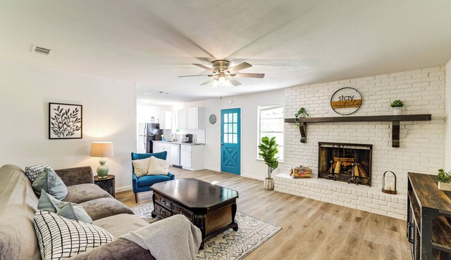 Near Shops & Eats: Commuter-Friendly FWTX Home