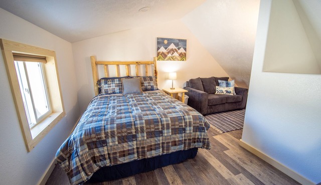 NEW cabin near Kenai Rvr-2Q&1F bed-w/loft #1