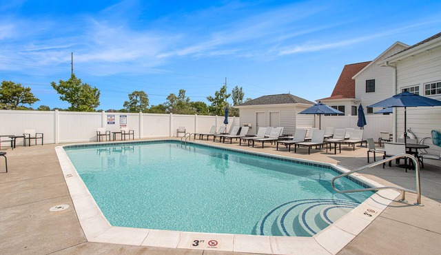 NEW Luxury Poolside Retreat | King Bed | Riverwalk in Saint Joseph