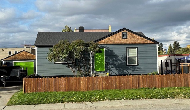 Newly Remodeled Charming Cozy 3-bedroom house in Anchorage with WiFi