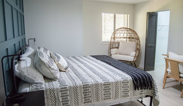 Newly Renovated Townhome near Marietta Square, 2 King Beds