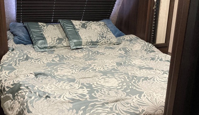 Nice camper in Old Town with fresh water springs all around. WIFI, AC and heat.