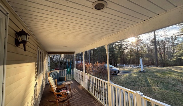 No car needed! 10min to stadium/trains. Huge property, 2br well equipped home