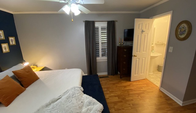 NO CLEANING FEE! Blue Door Cottage - Fast Fiber Wi-Fi - Sleeps 9