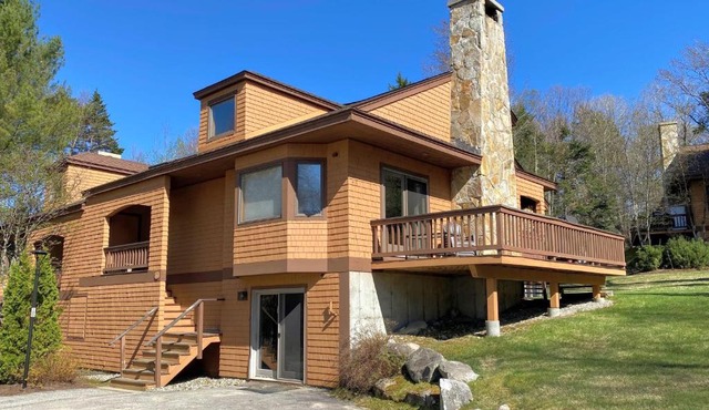 O7 Slopeside Bretton Woods Resort cottage with upscale stylings cozy decor tons of space