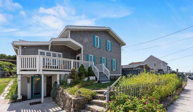 Ocean view spacious 5-bedroom Cape Cod style house with roof deck, AC, WiFi.