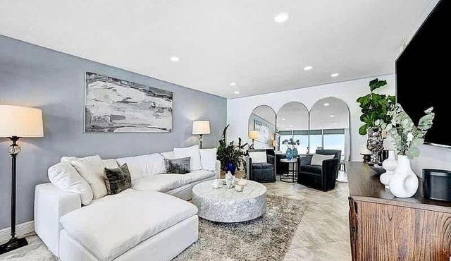Oceanfront 2BR Penthouse with Balcony Views