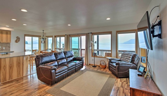 Oceanfront Craig Apt: Grill, Fishing On-Site!