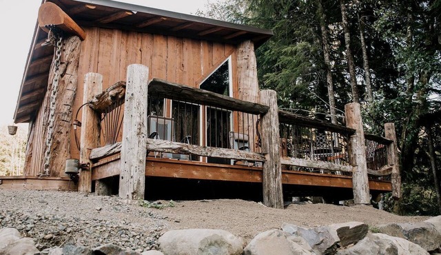 Off-Grid Log Cabin near Olympic National Park, Perfect for a Weekend of Hiking in Temperate Rainforests
