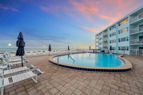 Paradise Beach Club - Oceanfront Ground Floor Condos with Heated Pool Pets Welcome